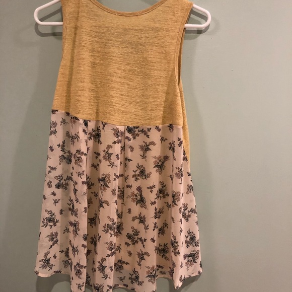 NWOT Le Lis gold and flower pattern flowing top - Picture 2 of 3